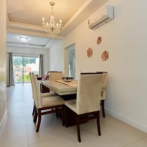 1037 - Lindo Apto 2 Suítes Em Bombinhas- 2 Vagas Na Garagem - 50 Metros Da - Centro De Apartamento